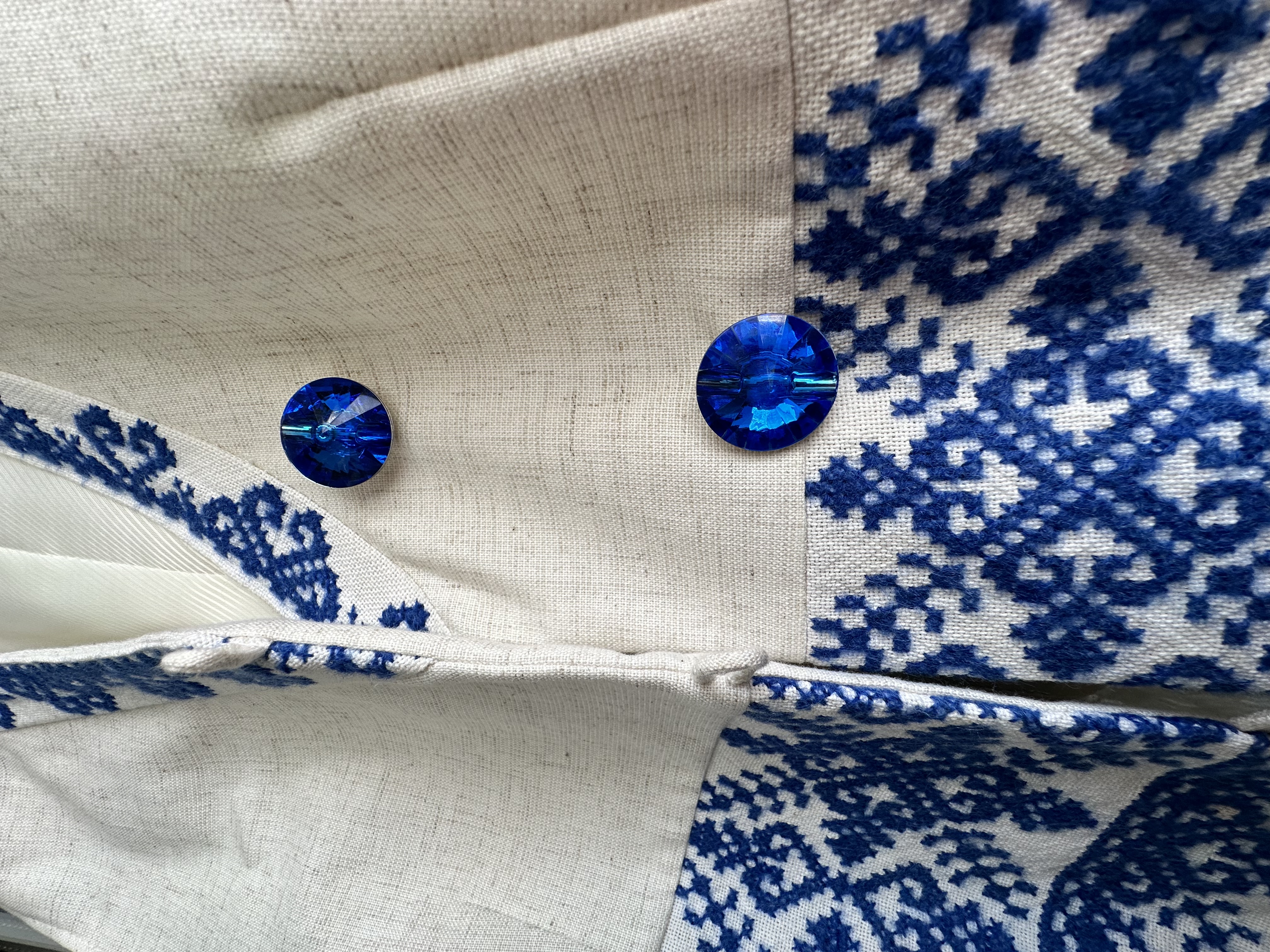 Модна жилетка з елементами старовини.